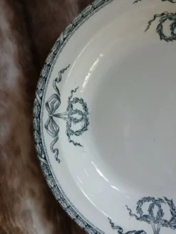 Plat creux ancien en terre de fer Salins