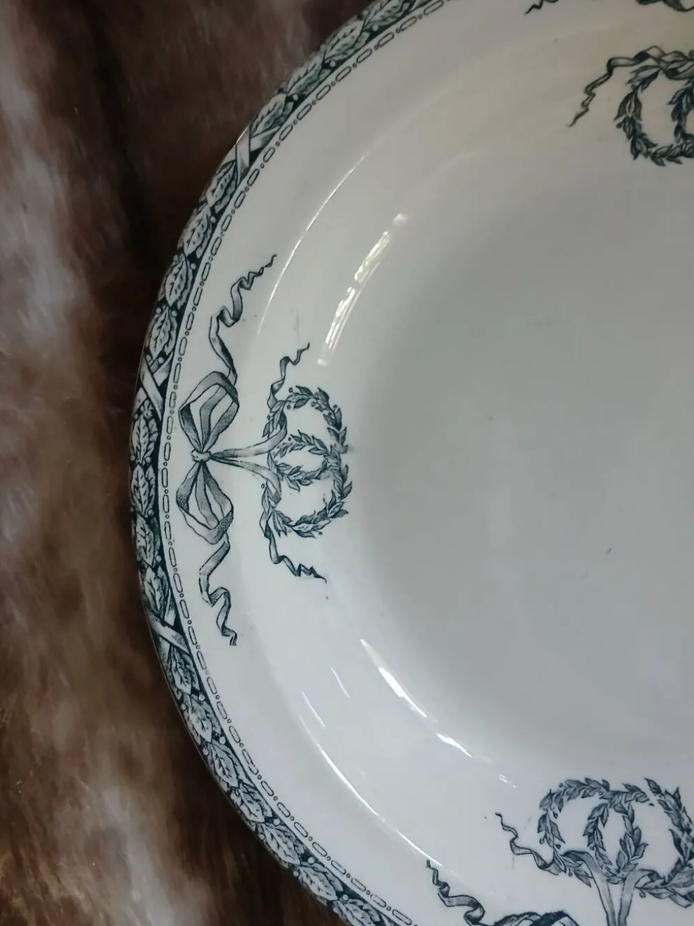 Plat creux ancien en terre de fer Salins