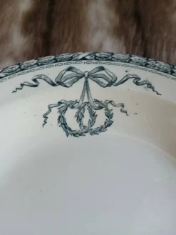 Plat creux ancien en terre de fer Salins