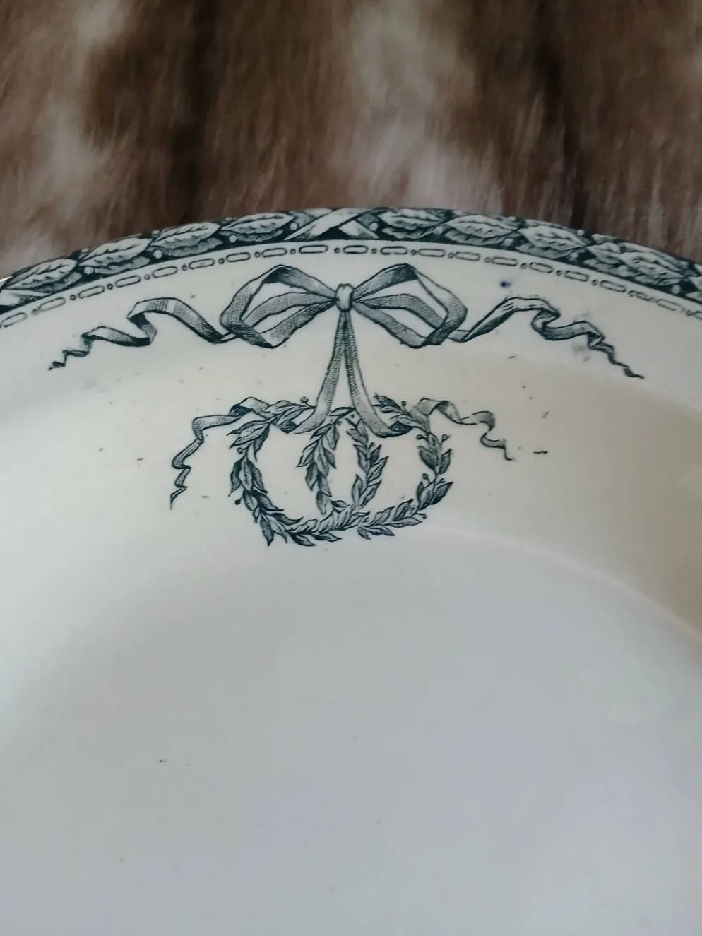 Plat creux ancien en terre de fer Salins