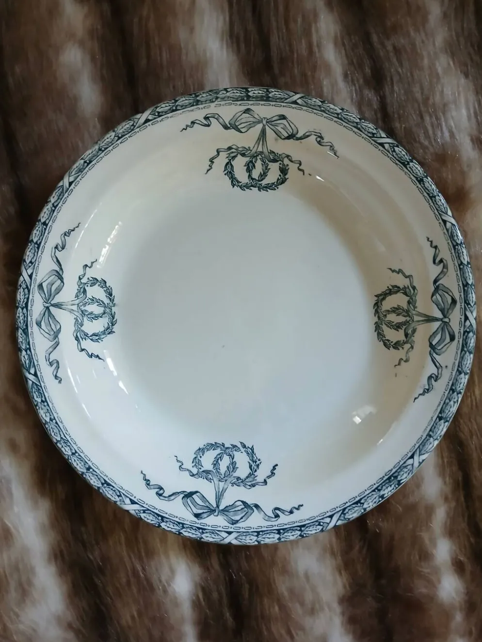 Plat creux ancien en terre de fer Salins