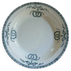 Plat creux ancien en terre de fer Salins