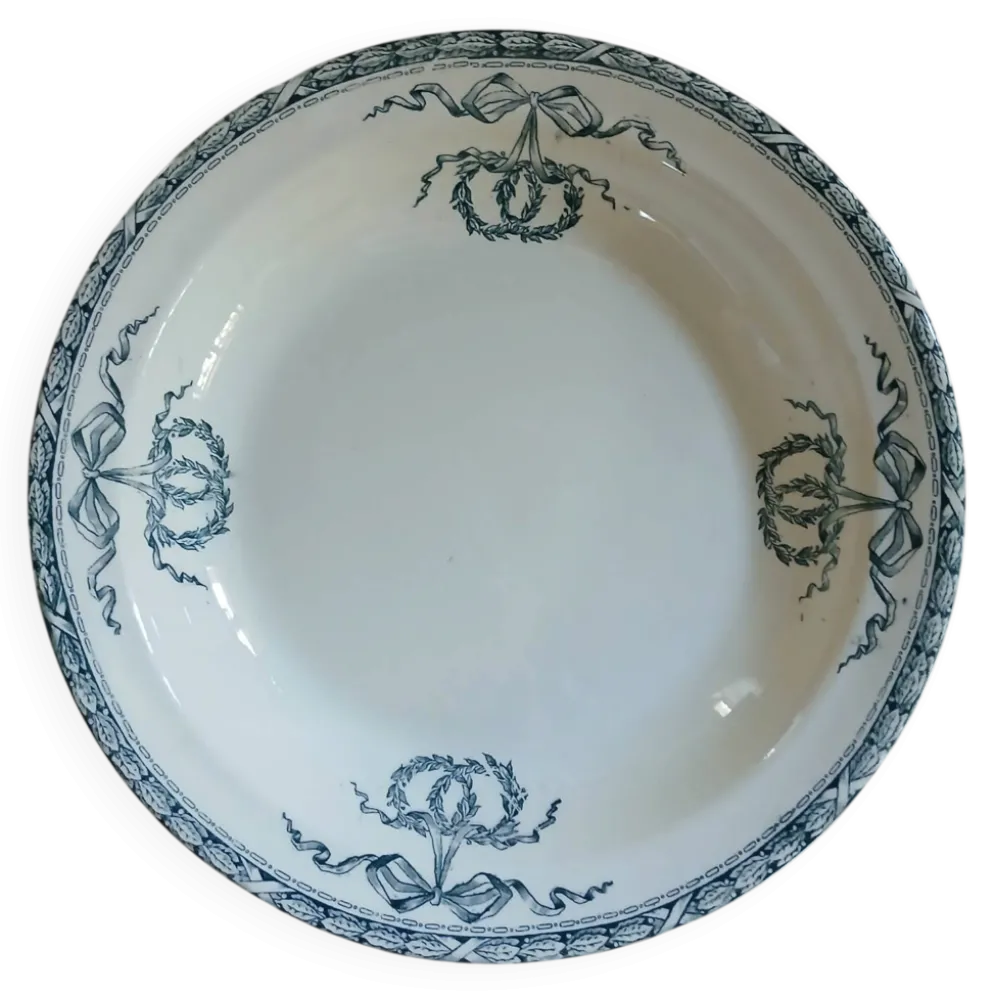 Plat creux ancien en terre de fer Salins