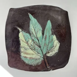 Plat décor feuille signé