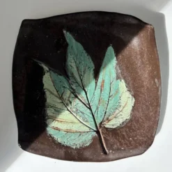 Plat décor feuille signé
