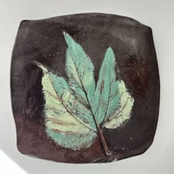 Plat décor feuille signé