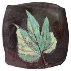 Plat décor feuille signé