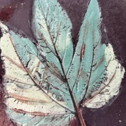 Plat décor feuille signé