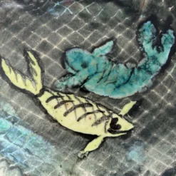 Plat décor poissons signé