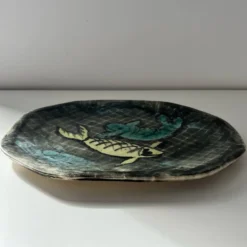 Plat décor poissons signé
