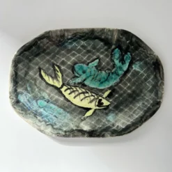 Plat décor poissons signé