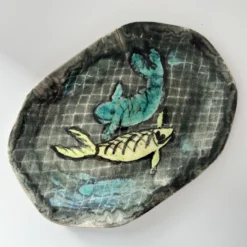 Plat décor poissons signé