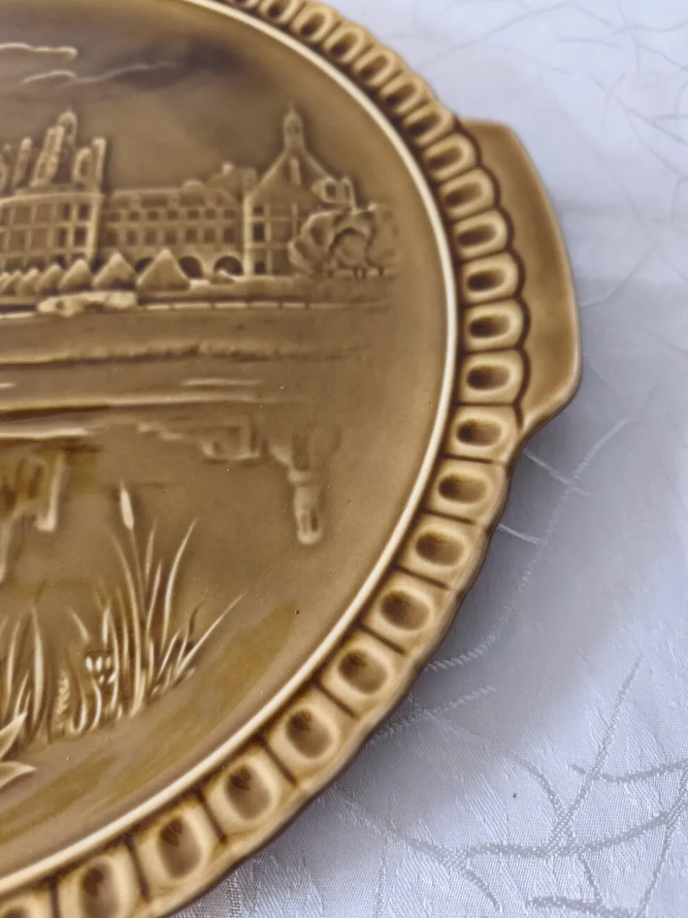 Plat de présentation vintage en faïence de Gien création spéciale Chambord