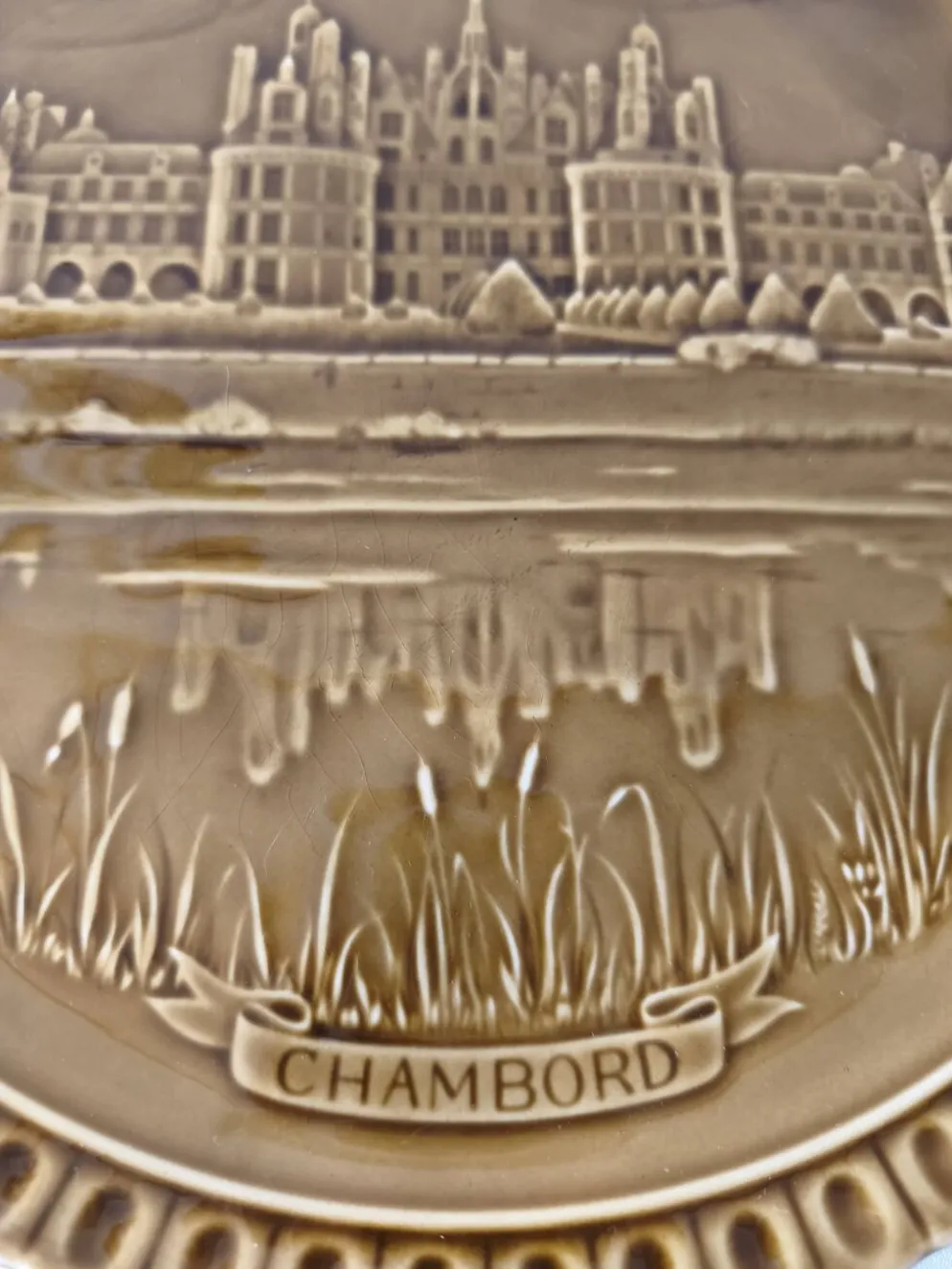 Plat de présentation vintage en faïence de Gien création spéciale Chambord