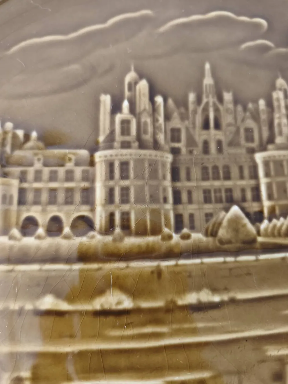 Plat de présentation vintage en faïence de Gien création spéciale Chambord