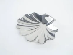 Plat de service en forme de coquillage, en acier inoxydable, design danois, années 1970, fabriqué au Danemark.