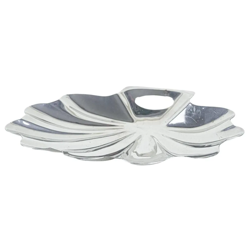 Plat de service en forme de coquillage, en acier inoxydable, design danois, années 1970, fabriqué au Danemark.