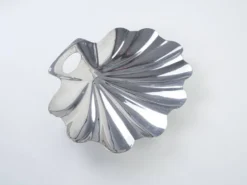 Plat de service en forme de coquillage, en acier inoxydable, design danois, années 1970, fabriqué au Danemark.