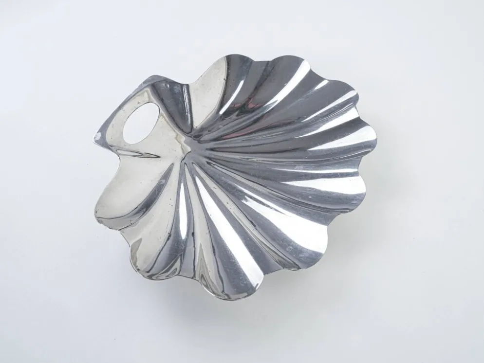Plat de service en forme de coquillage, en acier inoxydable, design danois, années 1970, fabriqué au Danemark.