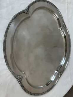 Plat de service en métal argenté