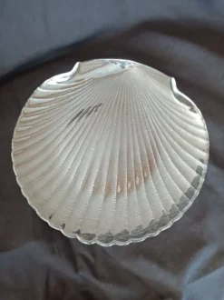 Plat de service en verre en forme coquille Saint-Jacques