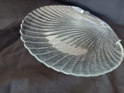 Plat de service en verre en forme coquille Saint-Jacques