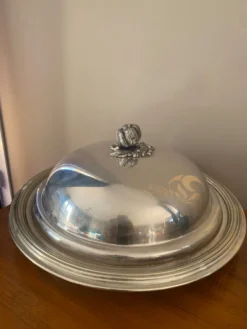 Plat de service et sa cloche en metal argenté