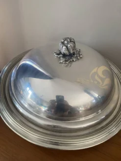 Plat de service et sa cloche en metal argenté