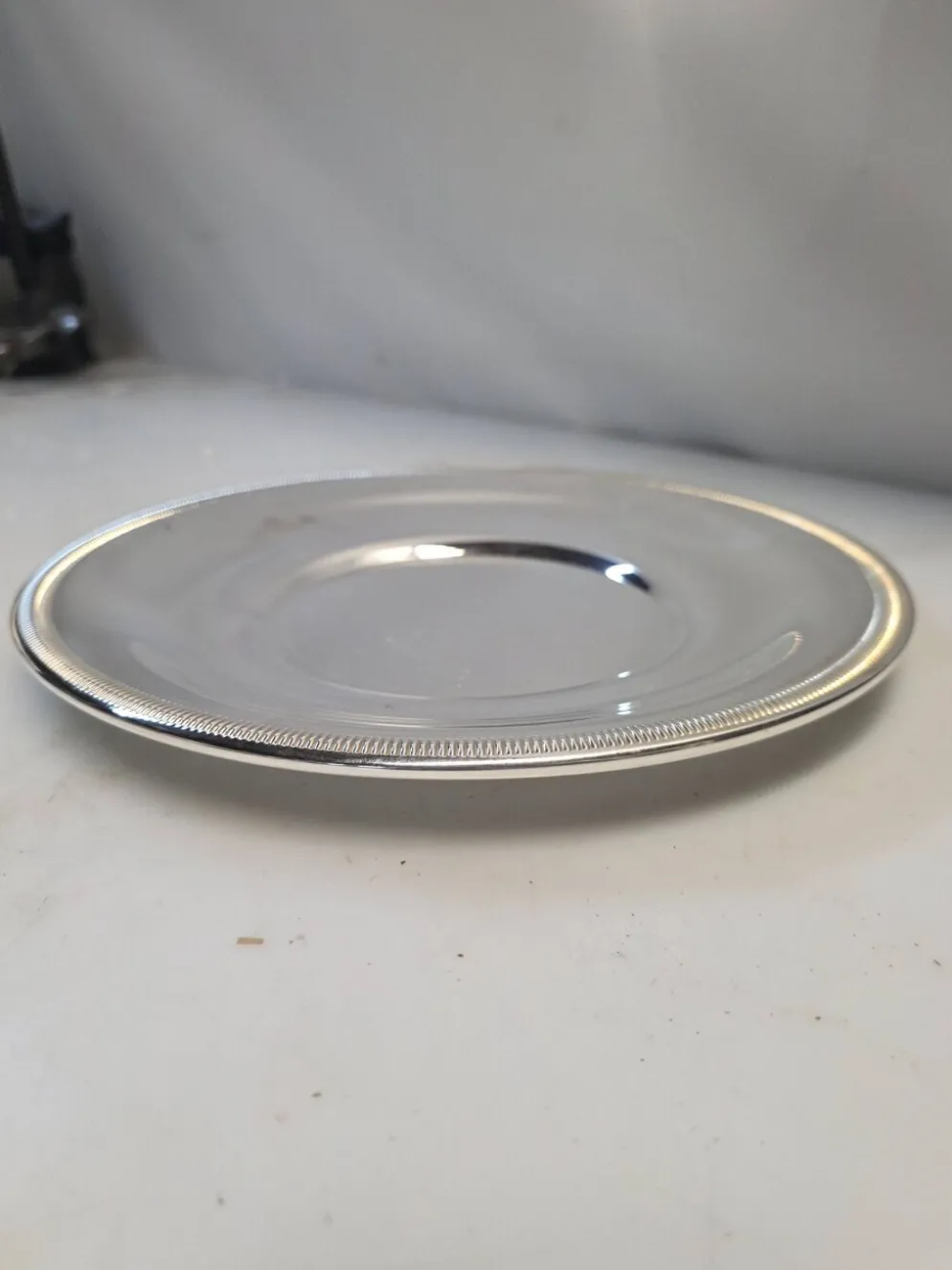 Plat de service rond en métal argenté – Orfèvrerie de France