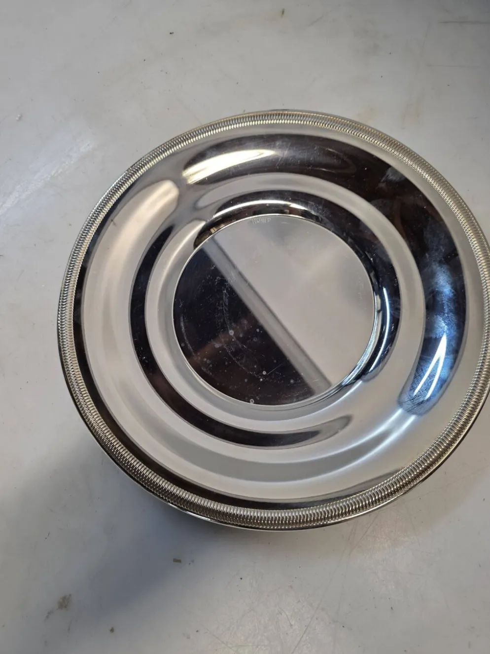 Plat de service rond en métal argenté – Orfèvrerie de France