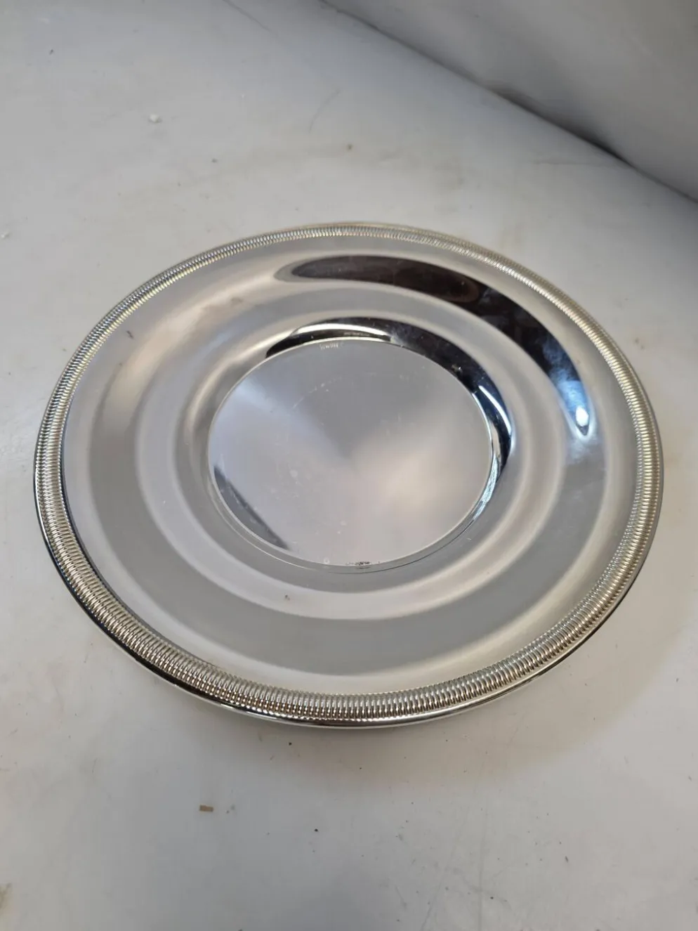 Plat de service rond en métal argenté – Orfèvrerie de France