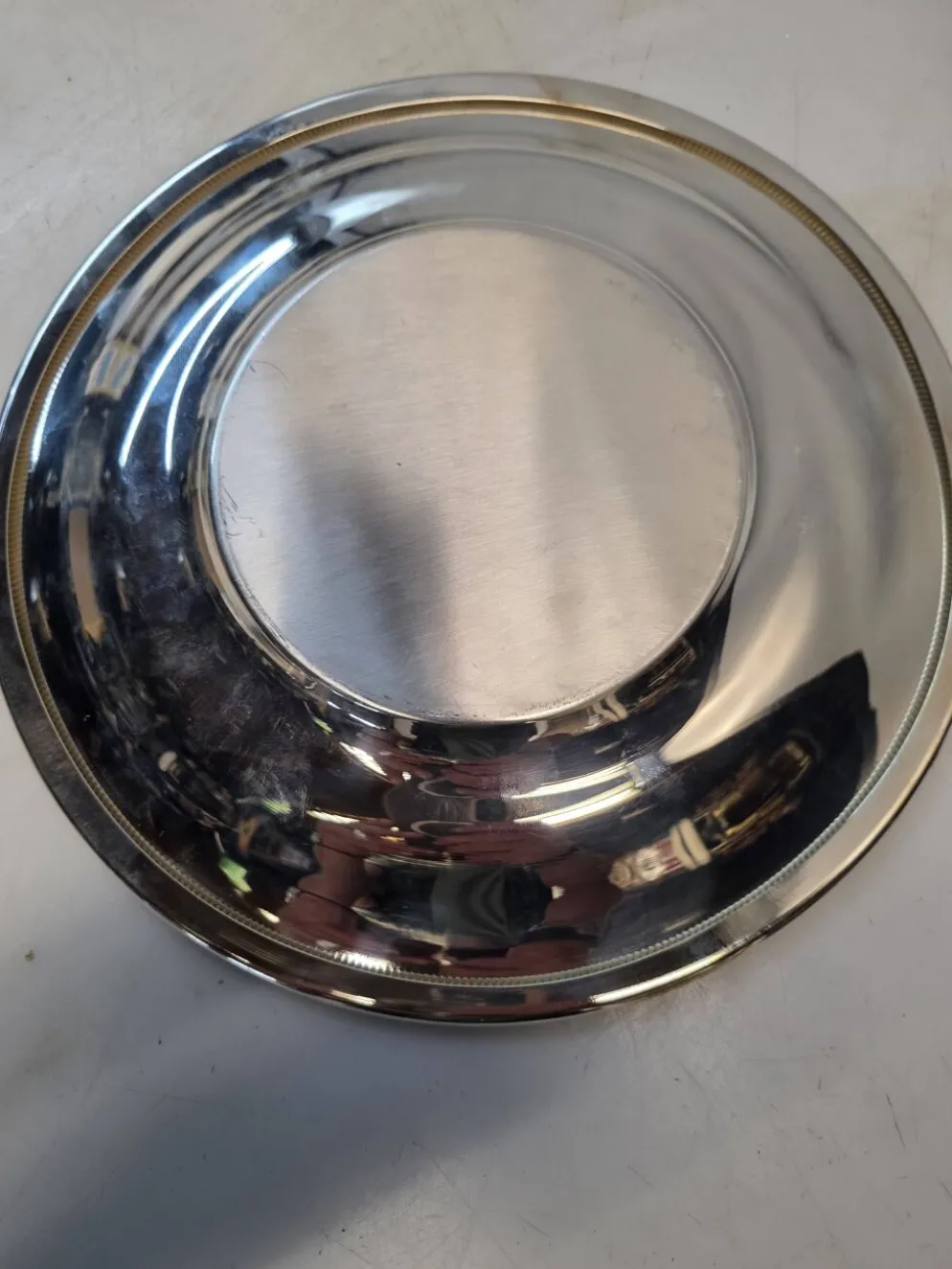 Plat de service rond en métal argenté – Orfèvrerie de France