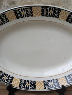 Plat de service Saint Amand modèle Trianon Terre de Fer contour géométrique