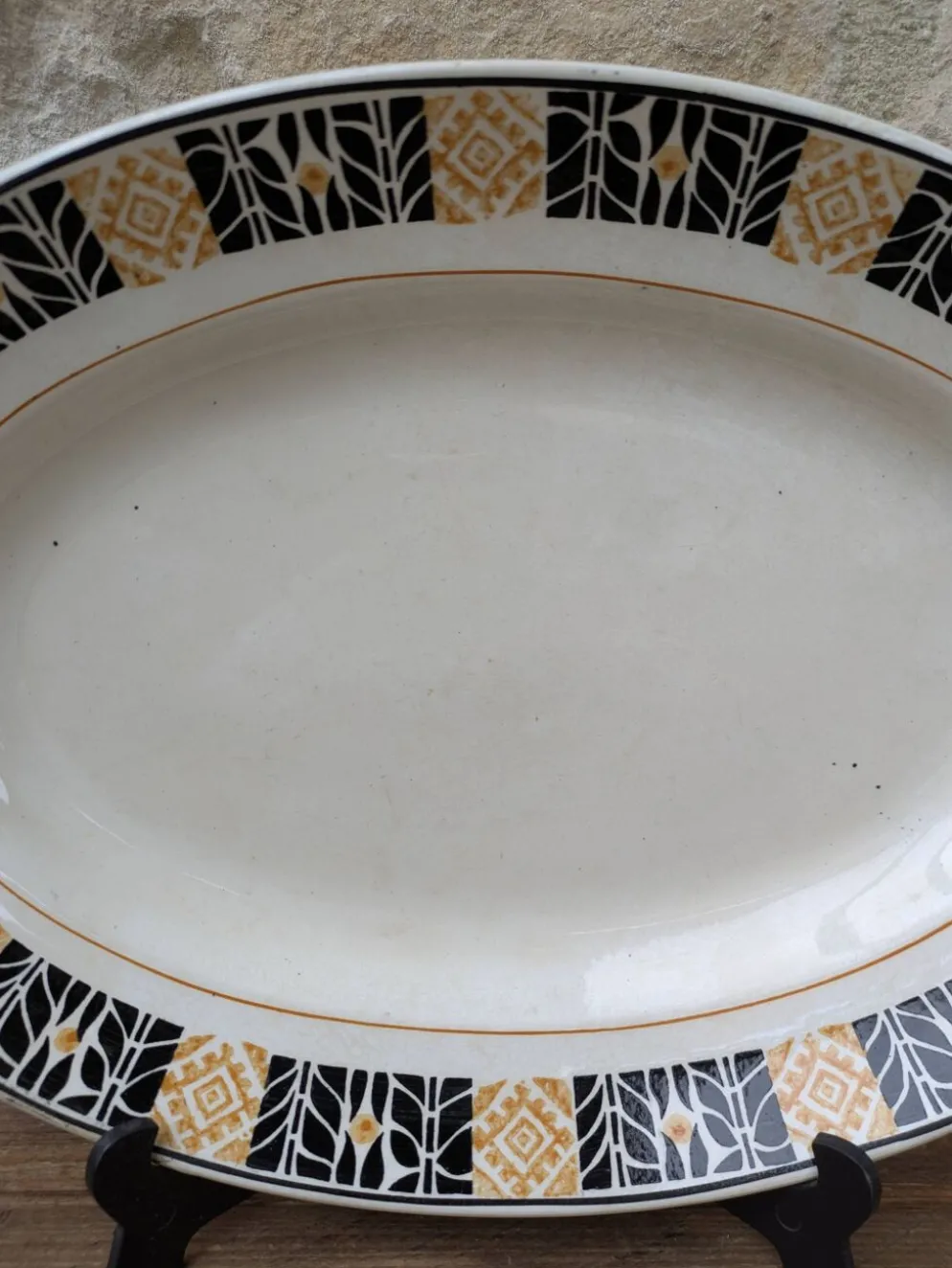 Plat de service Saint Amand modèle Trianon Terre de Fer contour géométrique