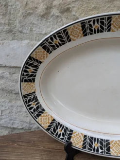 Plat de service Saint Amand modèle Trianon Terre de Fer contour géométrique