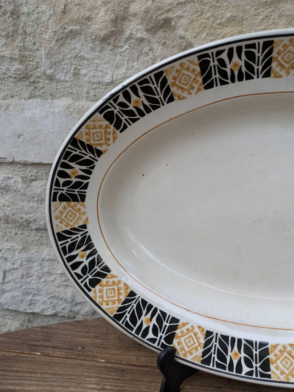 Plat de service Saint Amand modèle Trianon Terre de Fer contour géométrique