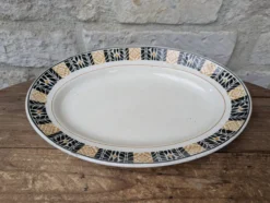 Plat de service Saint Amand modèle Trianon Terre de Fer contour géométrique