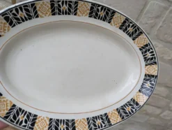Plat de service Saint Amand modèle Trianon Terre de Fer contour géométrique