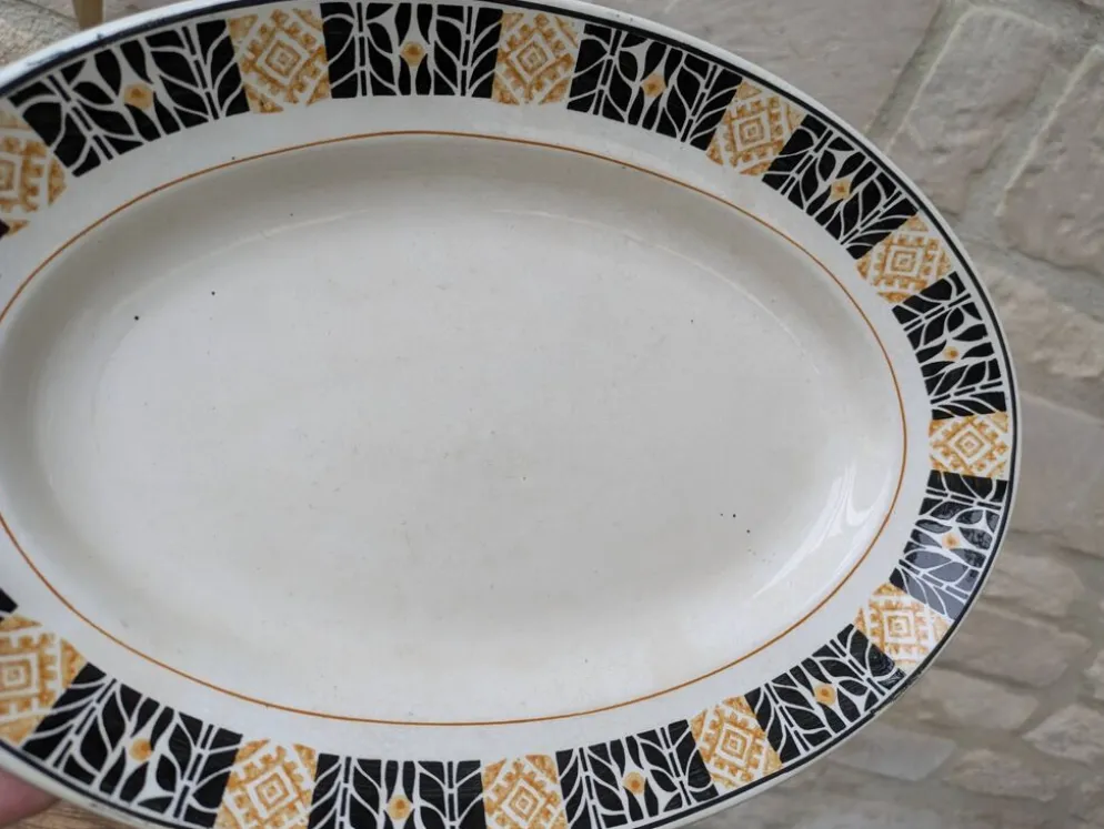Plat de service Saint Amand modèle Trianon Terre de Fer contour géométrique