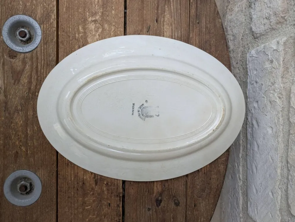 Plat de service Saint Amand modèle Trianon Terre de Fer contour géométrique