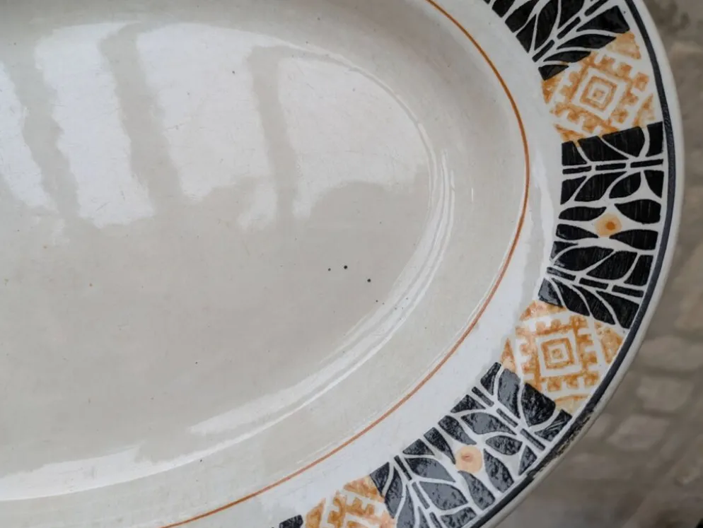 Plat de service Saint Amand modèle Trianon Terre de Fer contour géométrique
