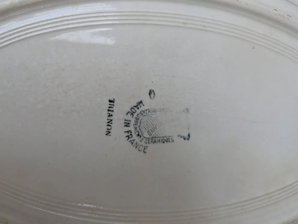 Plat de service Saint Amand modèle Trianon Terre de Fer contour géométrique