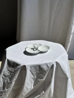 Plat de service vintage en porcelaine blanche à coquillages MP Samie D26 H4