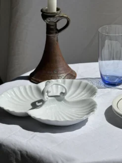 Plat de service vintage en porcelaine blanche à coquillages MP Samie D26 H4
