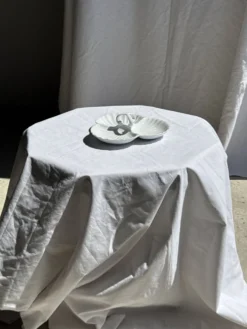Plat de service vintage en porcelaine blanche à coquillages MP Samie D26 H4