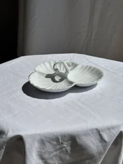 Plat de service vintage en porcelaine blanche à coquillages MP Samie D26 H4