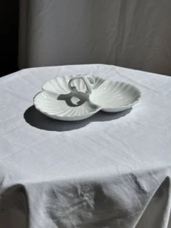 Plat de service vintage en porcelaine blanche à coquillages MP Samie D26 H4
