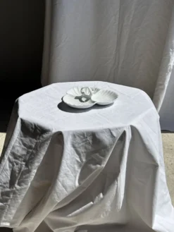 Plat de service vintage en porcelaine blanche à coquillages MP Samie D26 H4