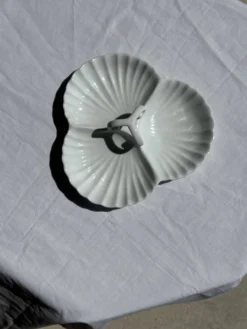 Plat de service vintage en porcelaine blanche à coquillages MP Samie D26 H4