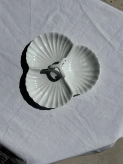 Plat de service vintage en porcelaine blanche à coquillages MP Samie D26 H4